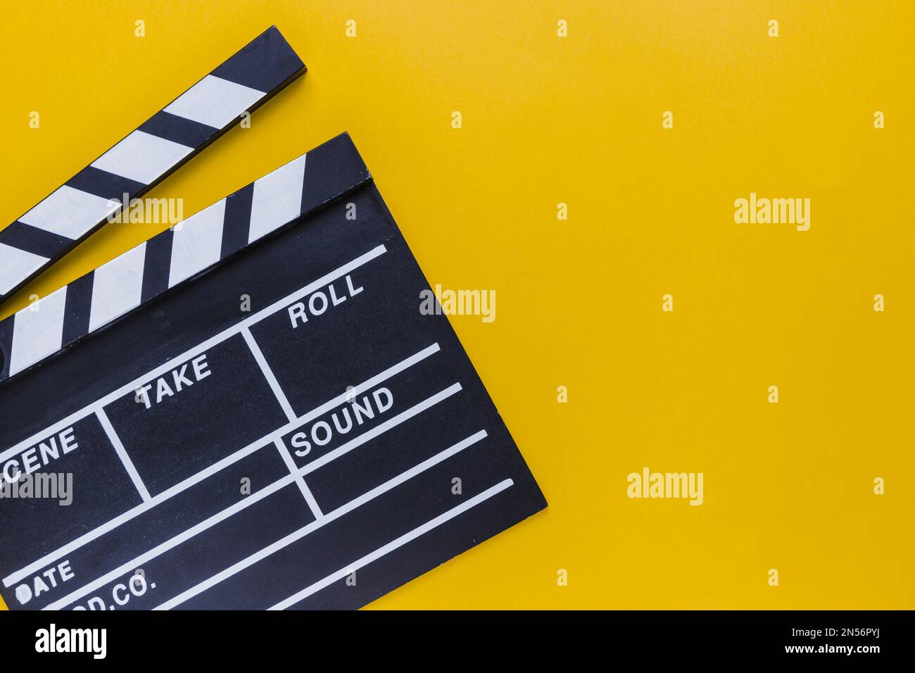 Popcorn-Box mit Kinokarten. Auflösung und hochwertige Fotos Stockfoto