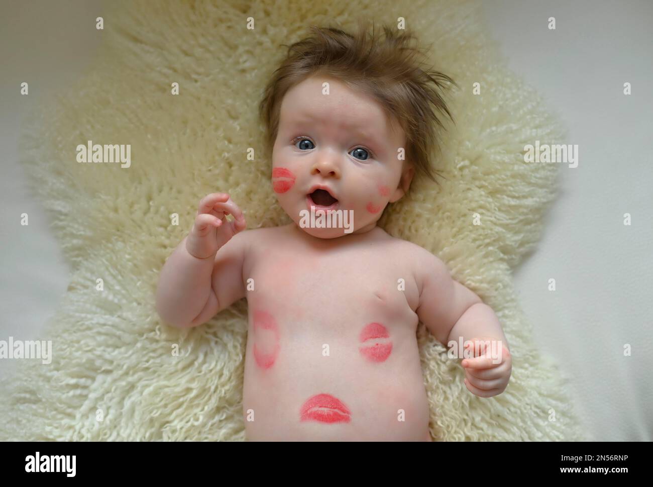 Kleinkind, Mädchen, 3 Monate, mit küssendem Mund von Lippenstift, Baden-Württemberg, Deutschland Stockfoto