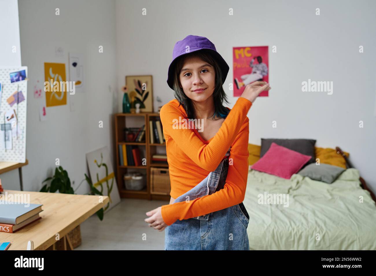 Porträt eines Teenagers, das in die Kamera schaut, während er ein Video für ihren Blog in ihrem Schlafzimmer aufnimmt Stockfoto