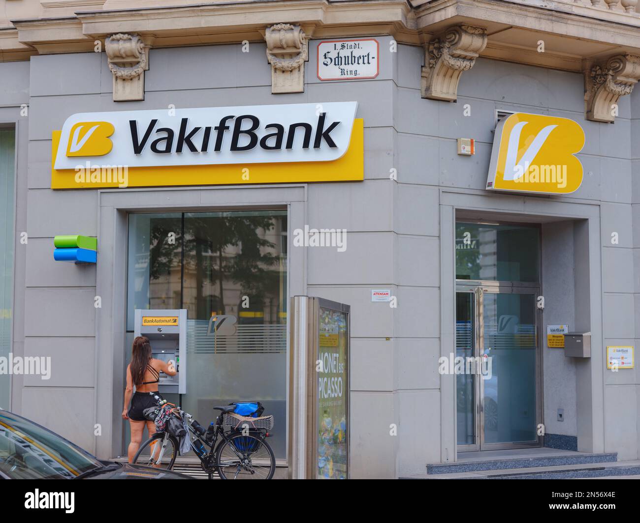 Wien, Österreich - 7. August 2022 : Fassade mit Logo der Vakif Bank. Die drittgrößte türkische Bank in Bezug auf Vermögenswerte. Beginn der Arbeit am 13. April 1954. Stockfoto