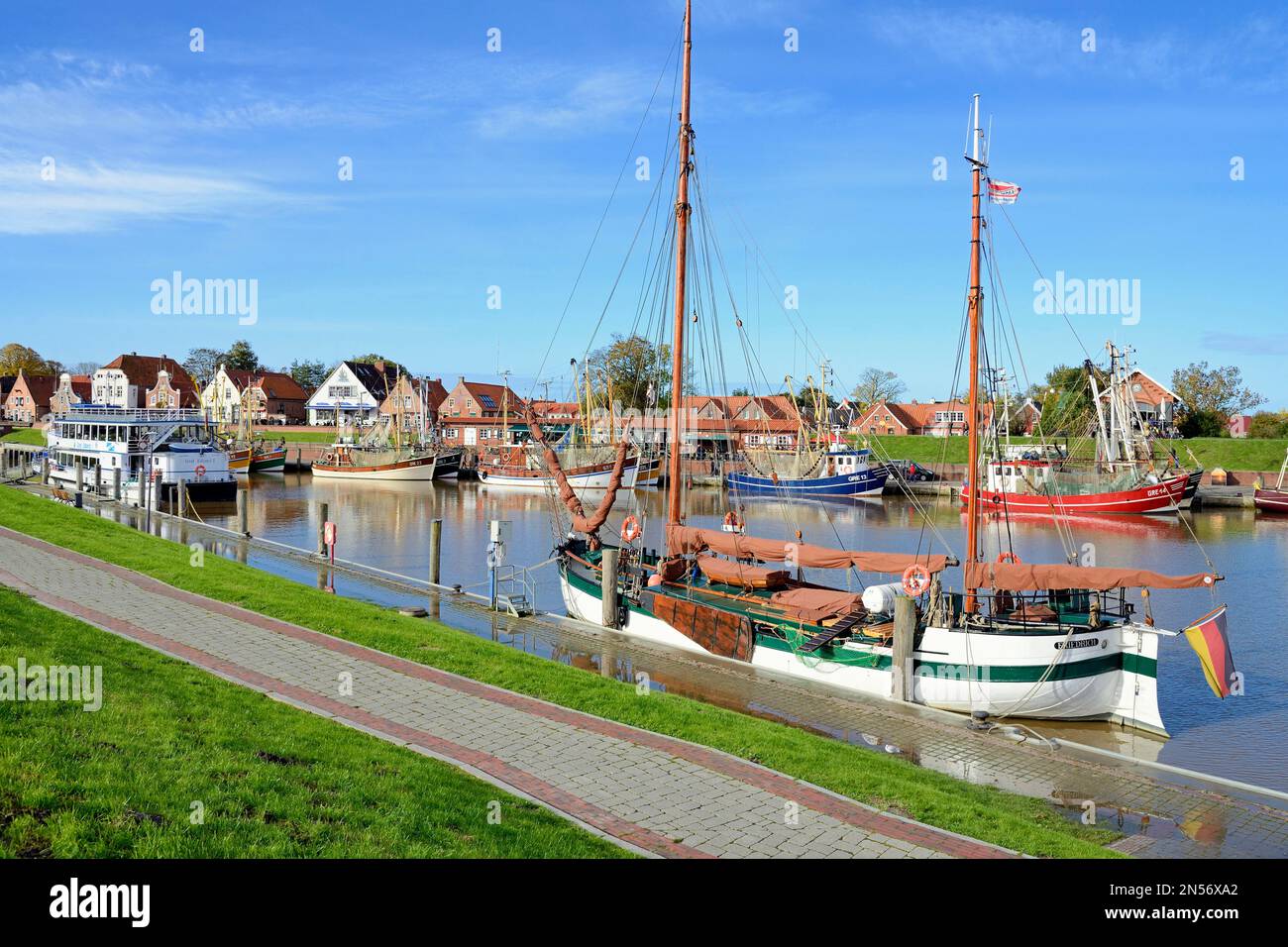 Flachboot, Ausflugsboot und Krabbenschneider im Hafen von Greetsiel, Nordsee, Niedersachsen, Deutschland Stockfoto