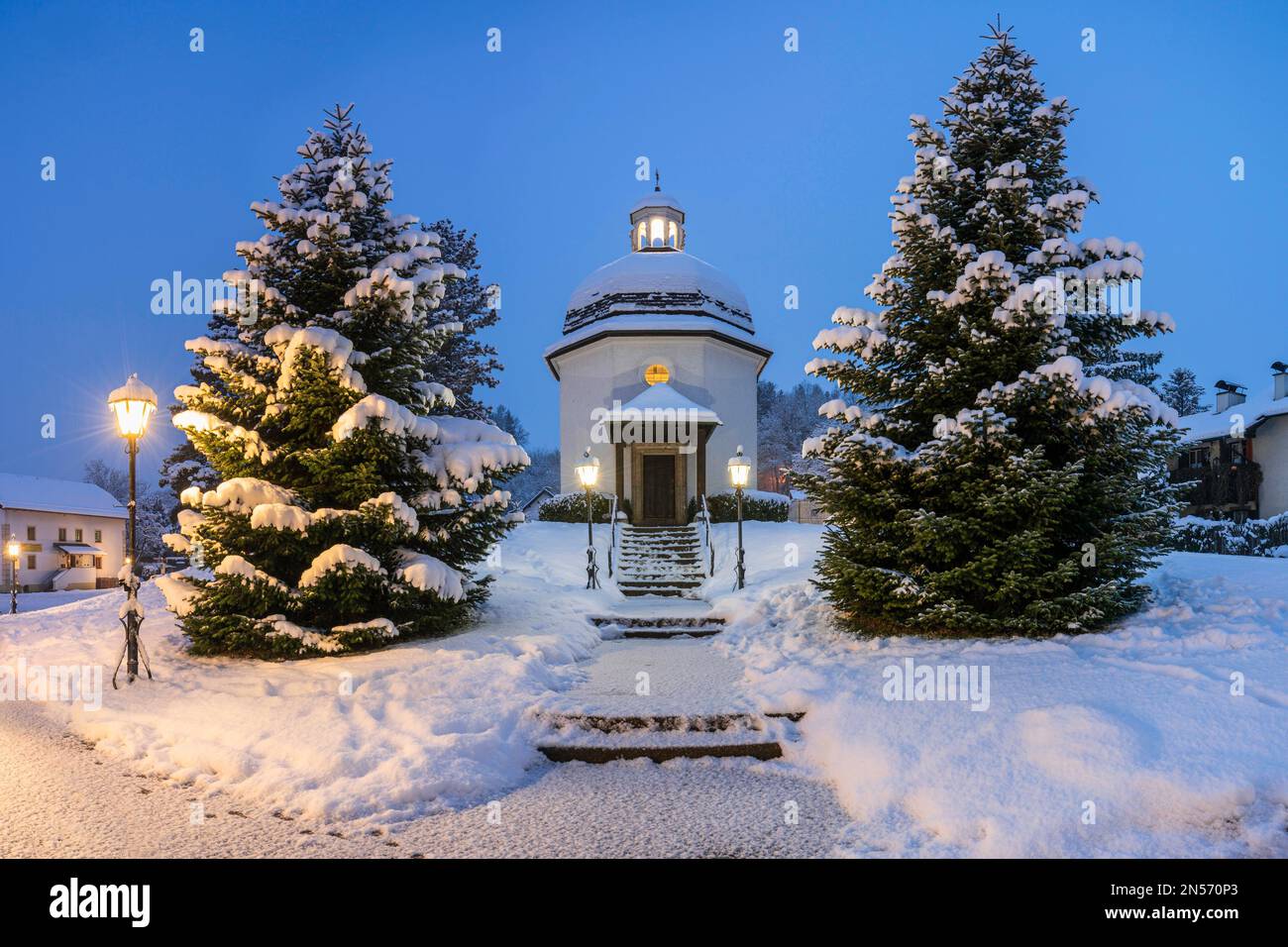 Stille Nachtkapelle im Winter, Nachtaufnahme mit Schnee, Oberndorf, Salzburg Stockfoto