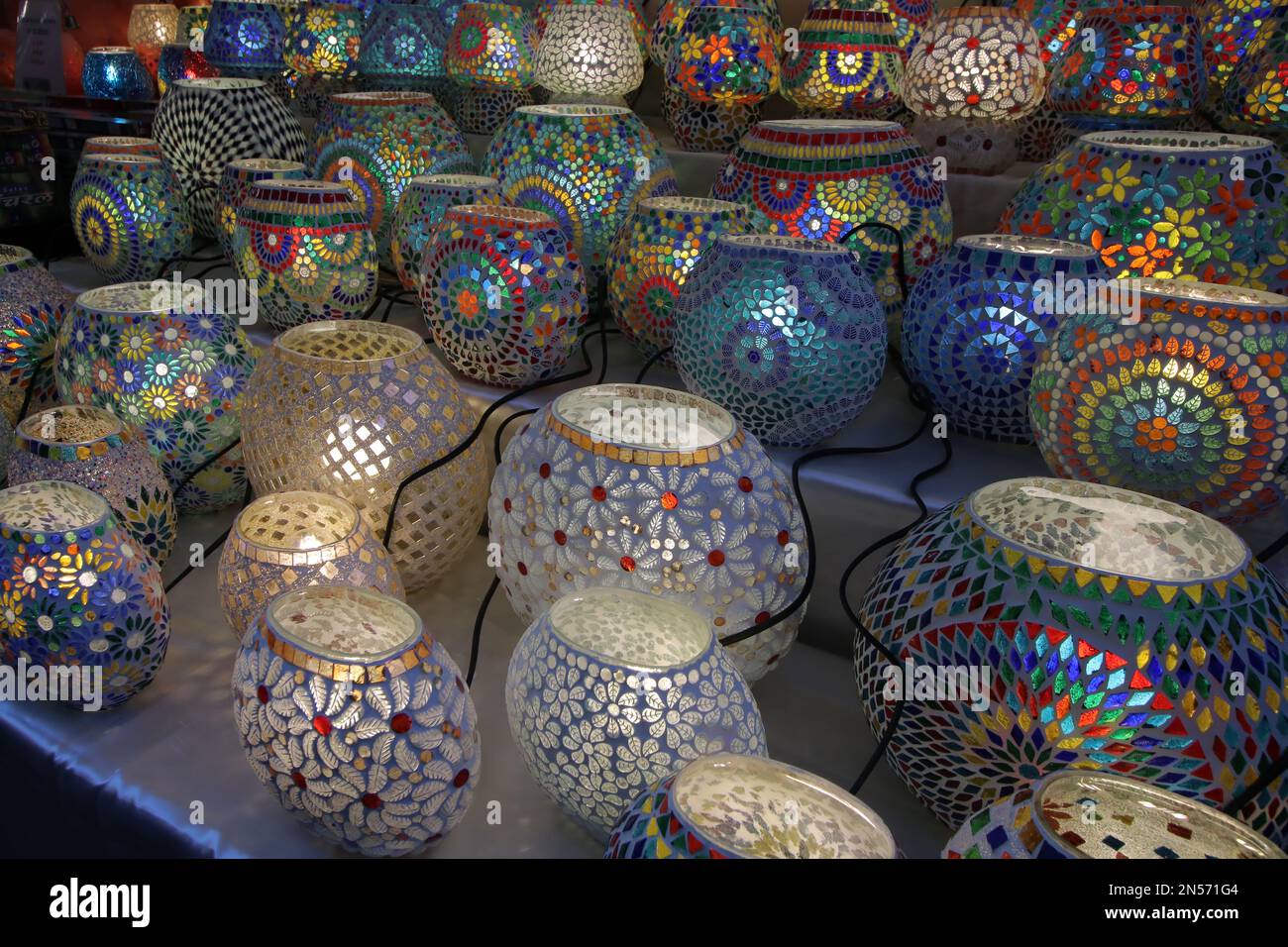 Tischlampen mit Mosaiken in verschiedenen Farben zum Verkauf auf einem Straßenmarkt Stockfoto