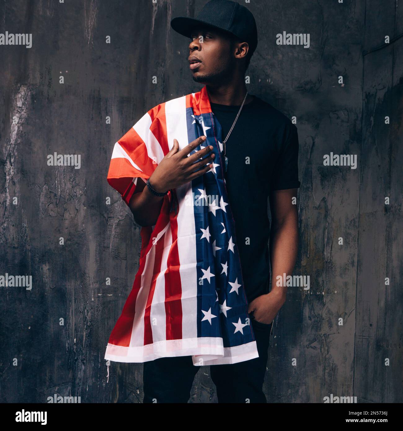 Verwechselter afro-amerikanischer Mann mit amerikanischer Flagge Stockfoto