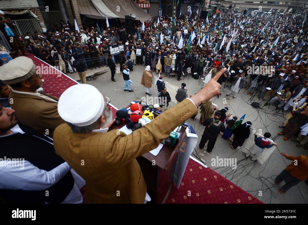 Peshawar, Khyber Pakhtunkhwa, Pakistan. 8. Februar 2023. c eine Rede über den friedensmarsch gegen einen Selbstmordattentat auf eine Moschee. Anhänger der islamischen politischen Partei jamaat-e-Islami nehmen an einem friedensmarsch Teil, um nach einem jüngsten Selbstmordattentat auf eine Moschee in Peshawar mehr Sicherheit für die Menschen zu fordern. Der Generalinspekteur der KPK-Polizei Moazzam Jah hat die Zahl der Todesopfer des Selbstmordattentats am 30. Januar am 02. Februar auf 84 erhöht. Die meisten der Verstorbenen in einem der tödlichsten Fälle, die jemals bei den Strafverfolgungsbehörden in der Geschichte Pakistans inszeniert wurden, sind Polizisten und andere Sicherheitskräfte Stockfoto