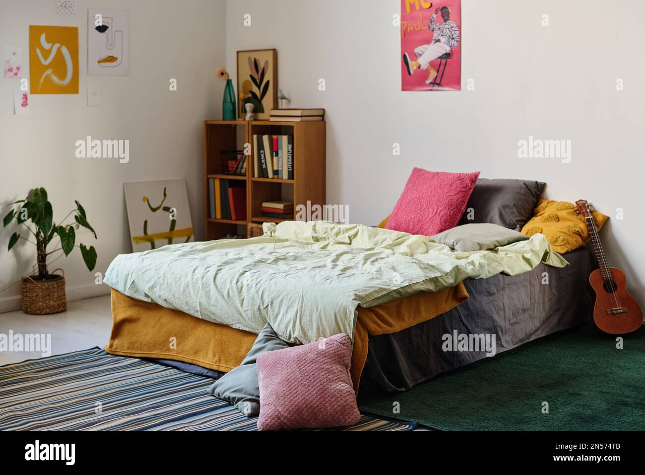 Horizontales Bild eines modernen Teenager-Schlafzimmers mit komfortablem Bett Stockfoto