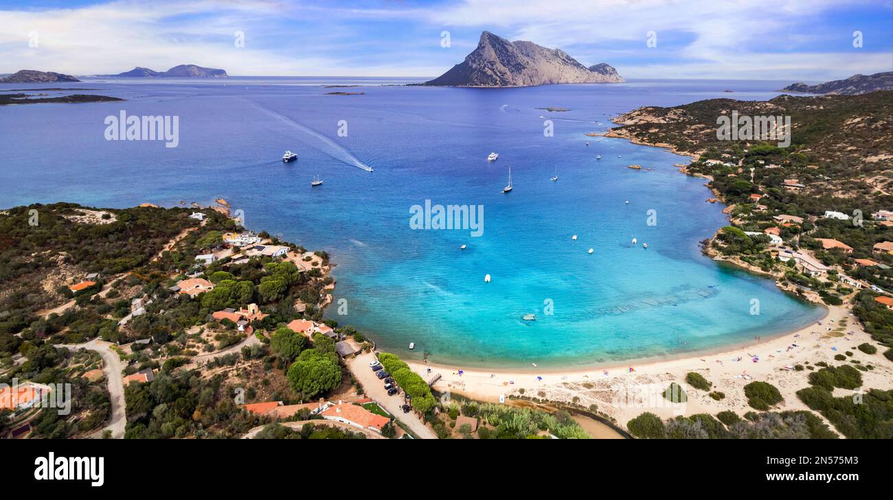 Sardegnia Insel Naturlandschaft und beste Strände. Panoramablick von der Drohne auf die wunderschöne Insel Tavolara. Sommerferien in Italien Stockfoto