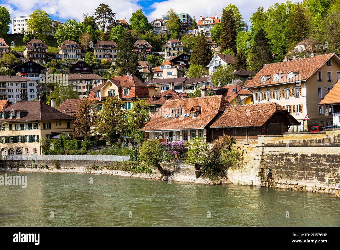 Romantische Straßen und Kanäle der Berner Hauptstadt der Schweiz. Schweizer Reisen und Wahrzeichen Stockfoto
