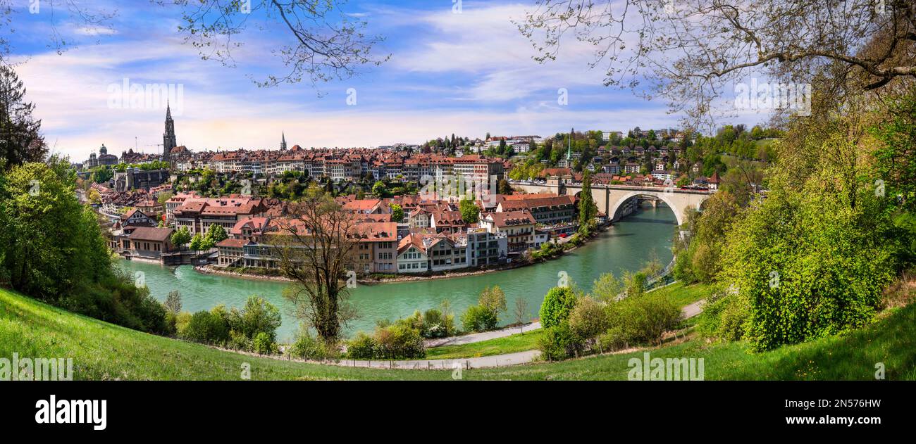 Die Schweiz. Schweizer Reisen und Wahrzeichen. Romantische Brücken und Kanäle der Hauptstadt Bern mit Panoramablick auf die Altstadt Stockfoto