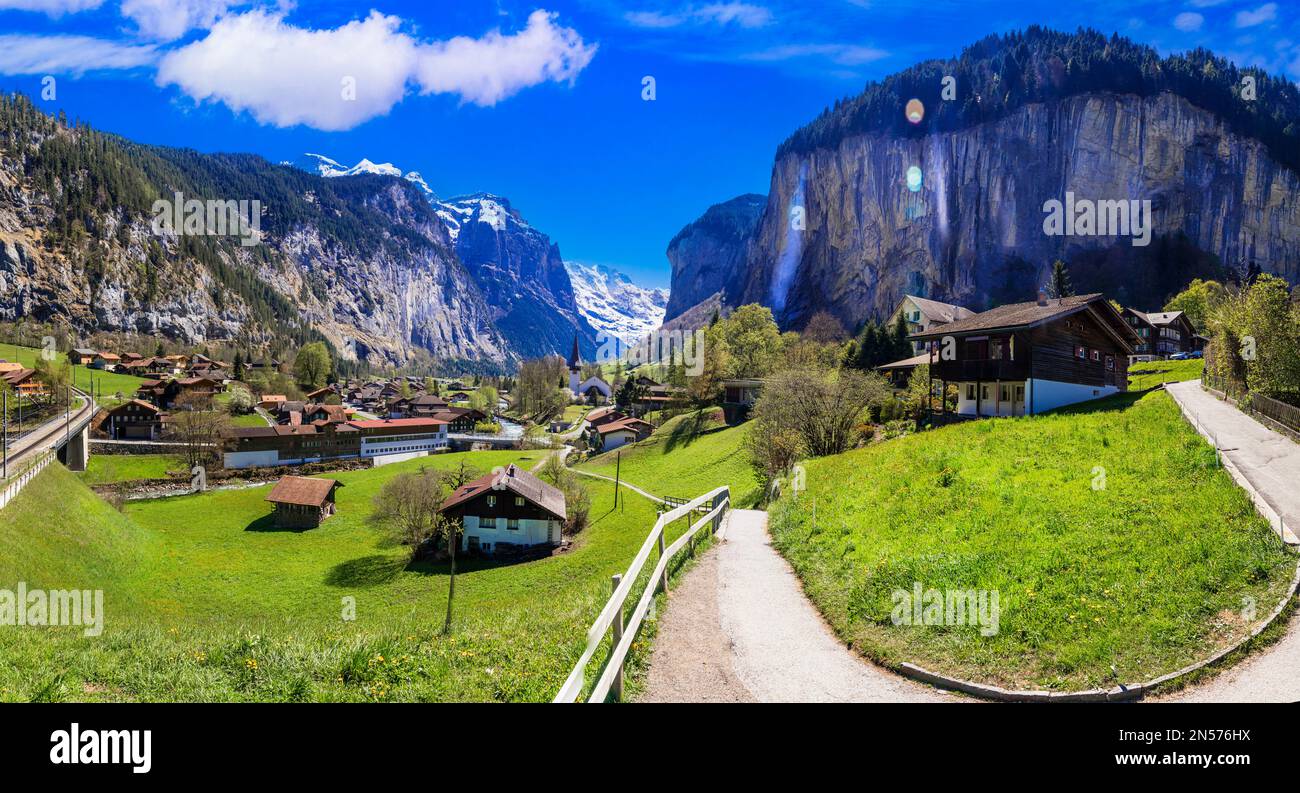 Atemberaubende Landschaft der Schweizer Alpen und bezaubernder Dörfer. Berühmtes Dorf mit Wasserfall - Lauterbrunnen Stockfoto