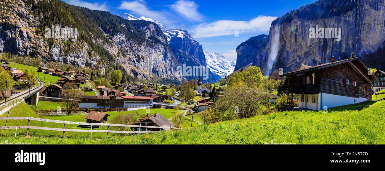 Atemberaubende Landschaft der Schweizer Alpen und bezaubernder Dörfer. Berühmtes Dorf mit Wasserfall - Lauterbrunnen Stockfoto