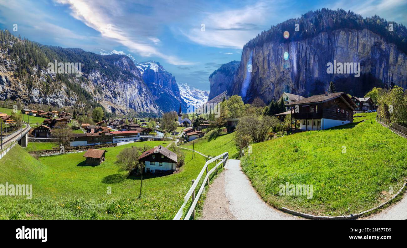 Atemberaubende Landschaft der Schweizer Alpen und bezaubernder Dörfer. Berühmtes Dorf mit Wasserfall - Lauterbrunnen Stockfoto