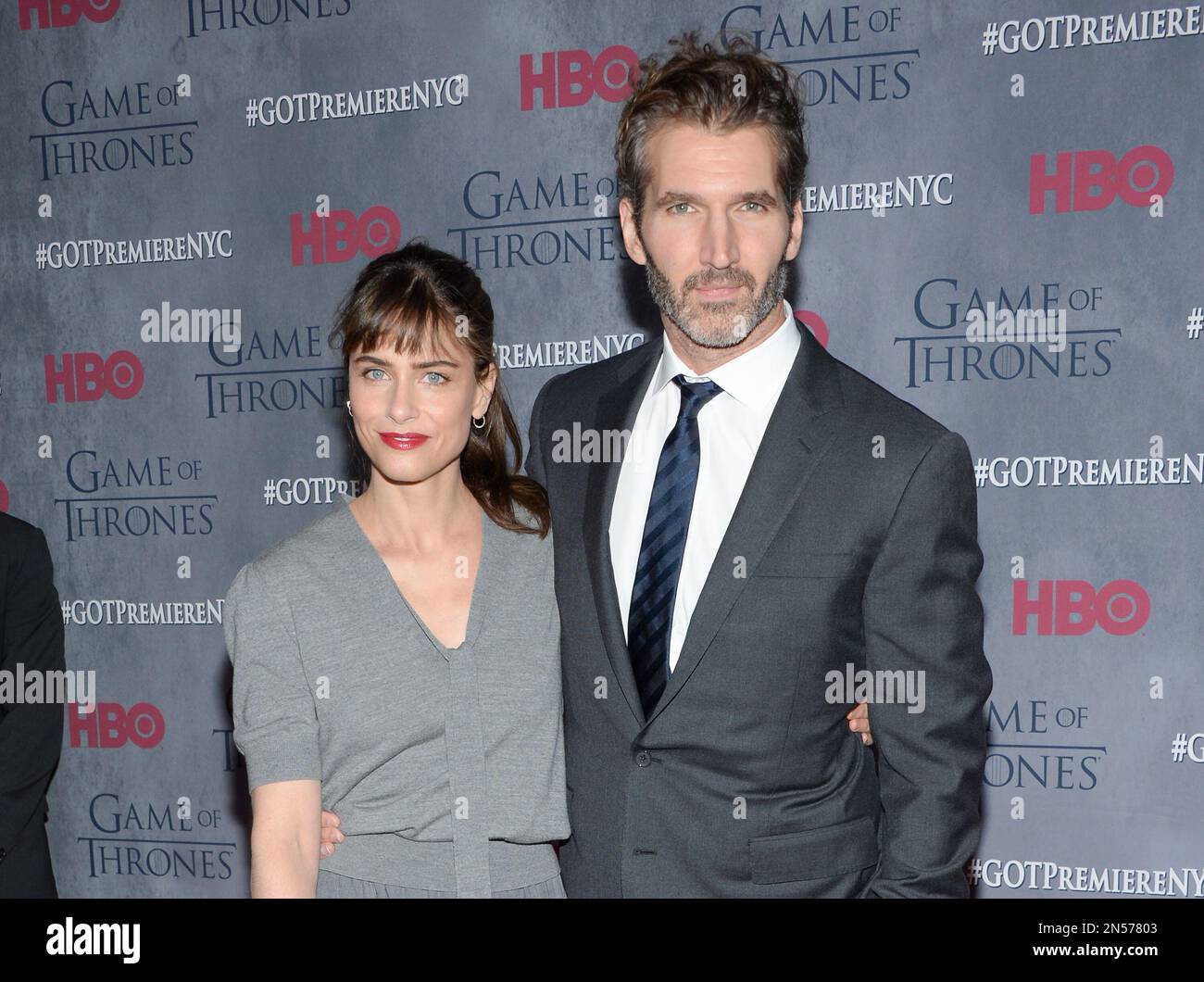 Creator and executive producer David Benioff and wife Amanda Peet attend HBO's "Game of Thrones" fourth season premiere at Avery Fisher Hall on Tuesday, March 18, 2014 in New York. (Photo by Evan Agostini/Invision/AP) Stockfoto