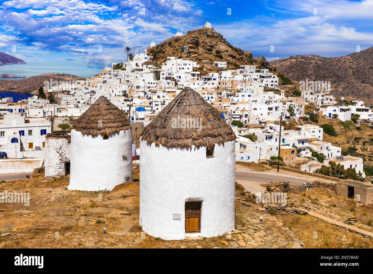 Griechenland Reisen, Kykladen. Malerische Insel iOS, Blick auf das malerische Dorf Chora und alte Windmühlen Stockfoto