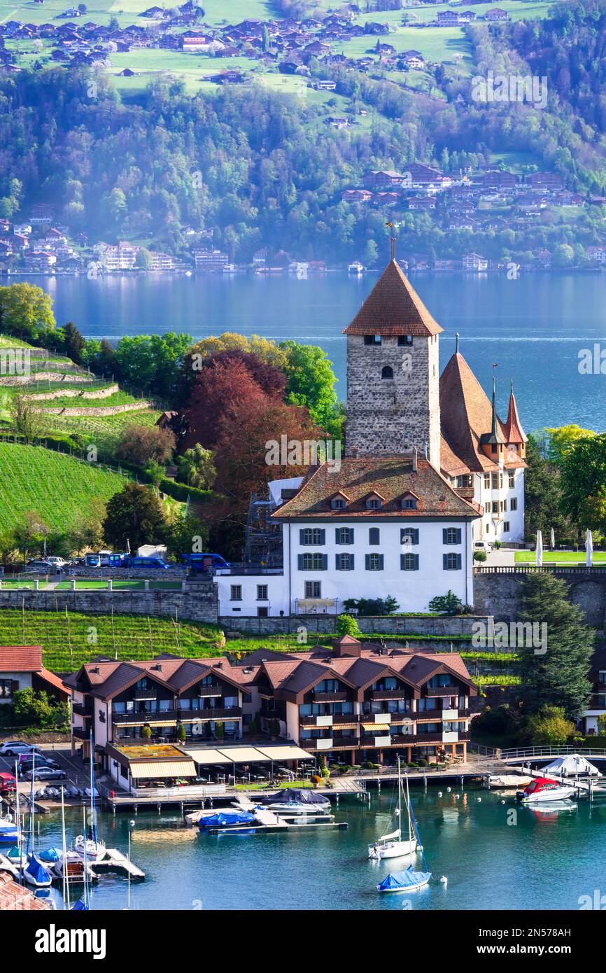 Reisen in die Schweiz. Malerischer Thunersee und das Dorf Spiez mit seiner berühmten mittelalterlichen Burg und Altstadt in den alpen im Kanton Bern Stockfoto