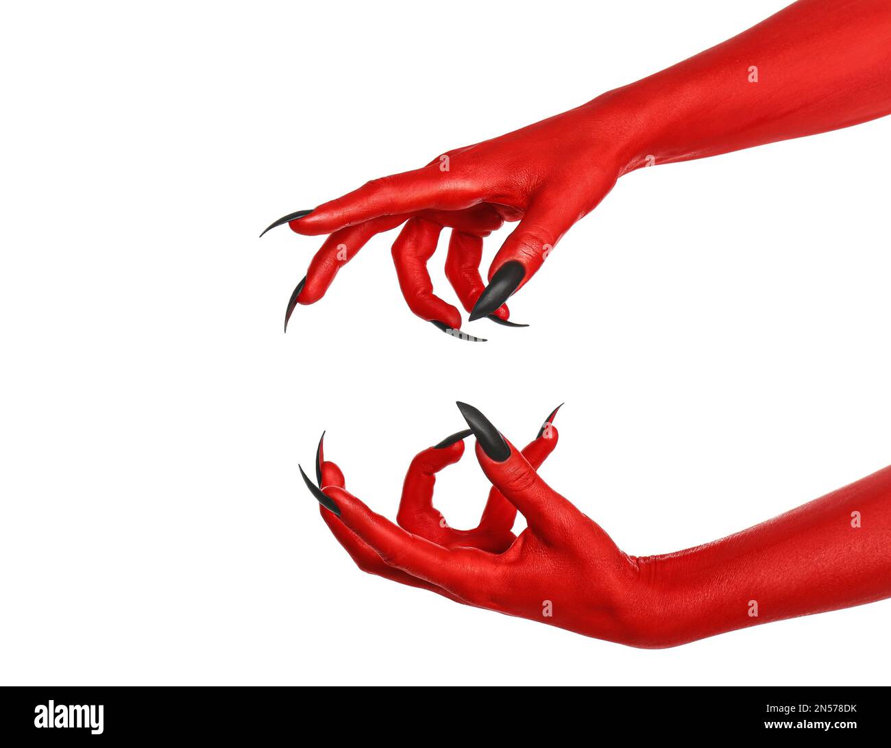 Gruseliges Monster auf weißem Hintergrund, Nahaufnahme der Hände. Halloween-Figur Stockfoto