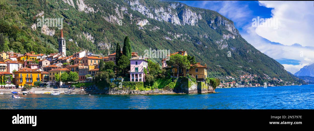 Einer der schönsten Seen Italiens - Lago di Como. Panoramablick auf das schöne Dorf Varenna, beliebte Touristenattraktion Stockfoto