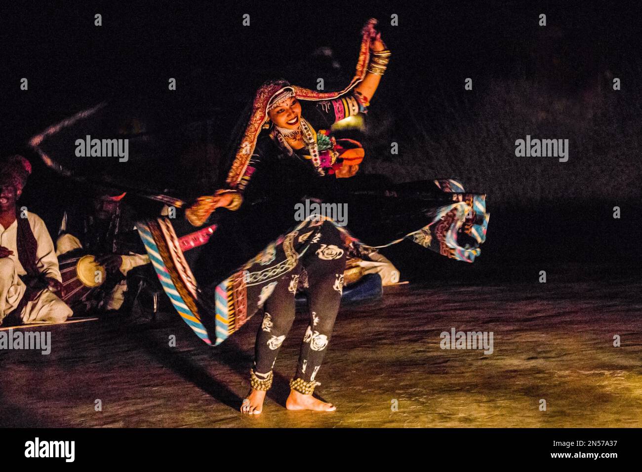 Ghoomar Dance, Musiker und Tänzer in der Thar Wüste, Thar Wüste, Rajasthan, Indien Stockfoto