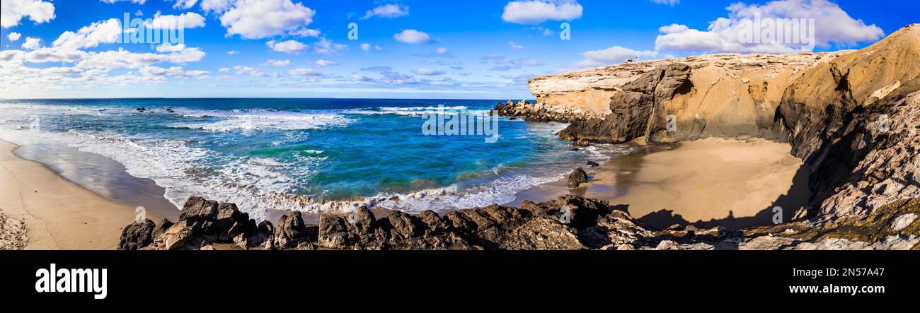 Insel Fuerteventura. Kanarienvögel. Die schönsten malerischen Strände. La Pared im westlichen Teil, beliebter Ort zum Surfen Stockfoto