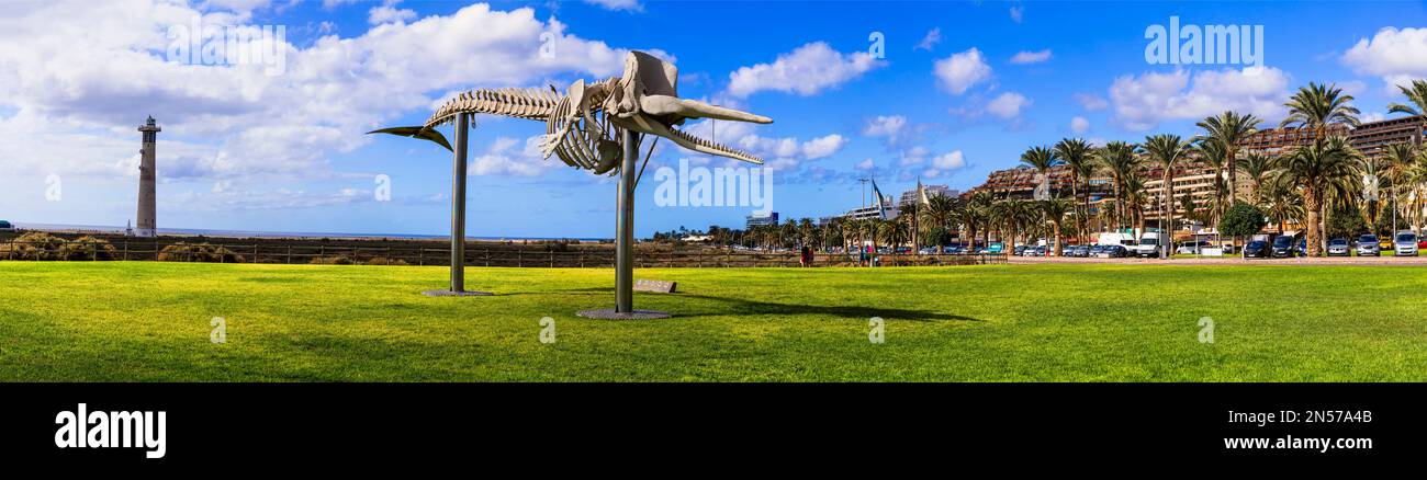 Insel Fuerteventura. Kanarienvögel. Morro Jable Stadtpark mit Statue des natürlichen Skeletts des Wals im südlichen Teil der Insel Stockfoto