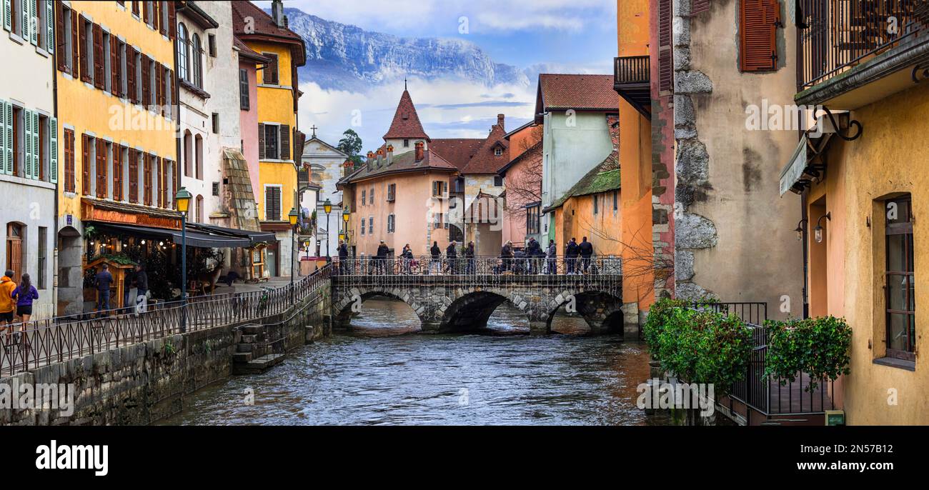 Reisen und Sehenswürdigkeiten in Frankreich. Romantische wunderschöne Altstadt von Annecy mit bunten Häusern und Kanälen. Region Haute-Savoi Stockfoto