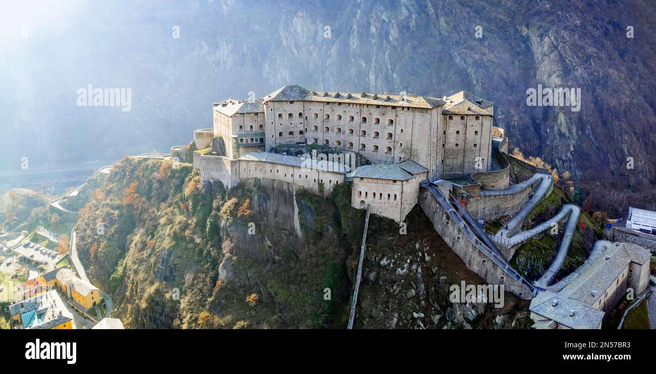 Italien. Berühmte mittelalterliche Schlösser des aostatals - beeindruckende Bardenfort umgeben von den Alpen. Draufsicht Stockfoto