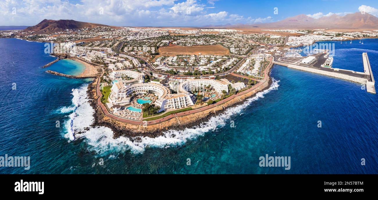 Lanzarote Island, Playa Blanca Resort. Panoramablick von der Drohne aus der Luft. Kanarische Inseln Spaniens Stockfoto