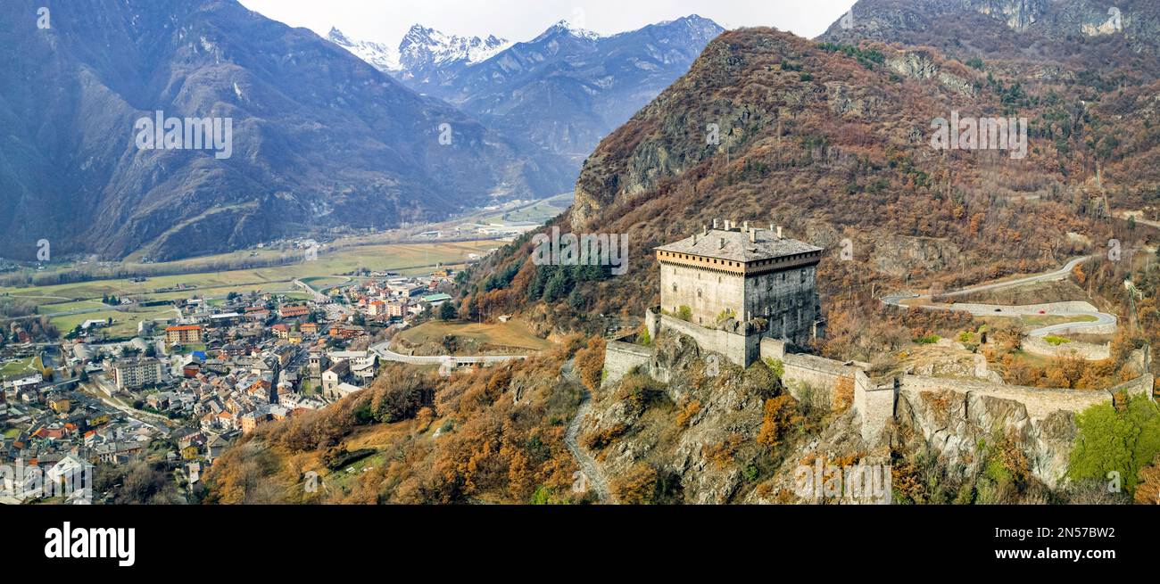 Aosta-Tal und seine berühmten mittelalterlichen Burgen - Festung Verres. Draufsicht. Italien, aostatal Stockfoto