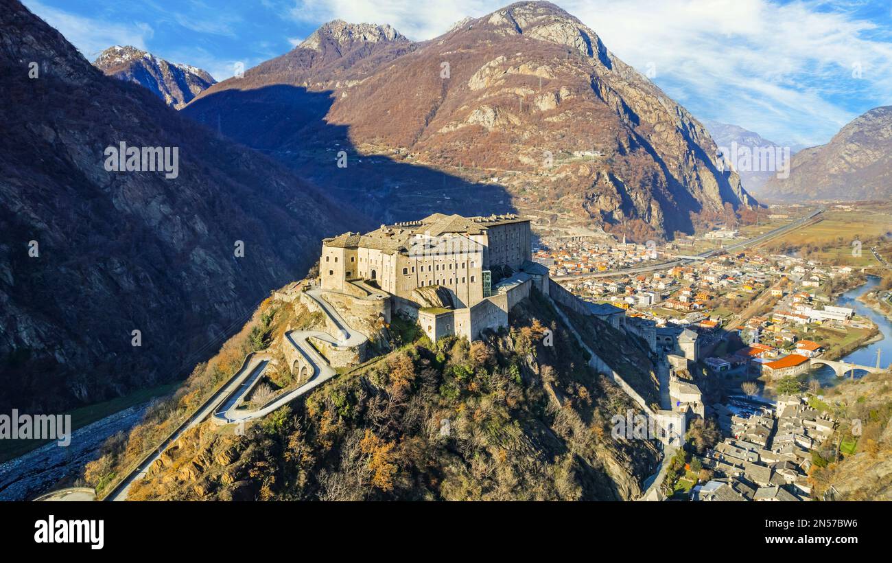 Italien. Berühmte mittelalterliche Schlösser des aostatals - beeindruckende Bardenfort umgeben von den Alpen. Draufsicht Stockfoto