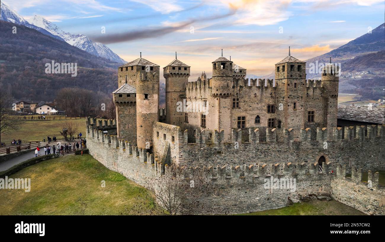 Eines der schönsten und berühmtesten mittelalterlichen Schlösser Italiens, Castello di Fenis im Aostatal, Luftblick auf die Drohne Stockfoto