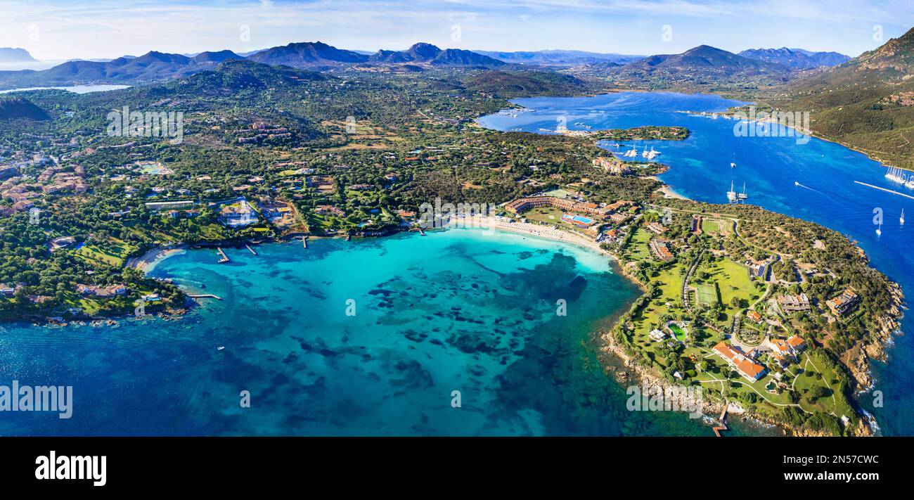 Italien Sommerholidyas . Sardegna Insel - atemberaubende Smaragdküste (costa smeralda) mit wunderschönen Stränden. Luftblick auf den Strand von Ira mit türkisfarbenem Meer Stockfoto