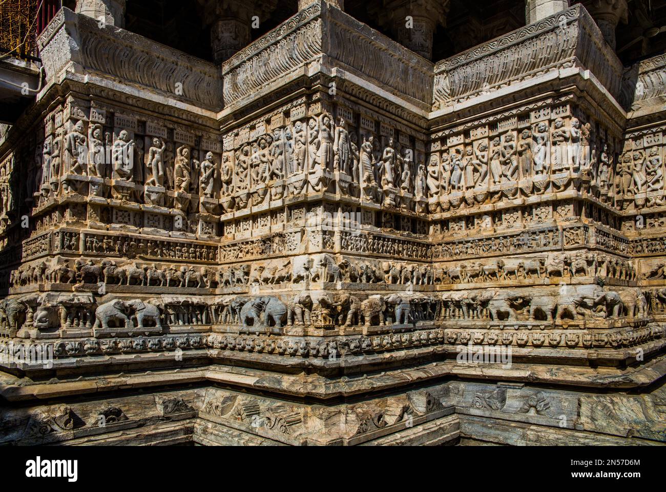 Erleichterung mit Darstellungen von Vishnu, tanzenden Nymphen, Szenen aus dem Leben von Krishna, Elefanten, Tänzern und Musikern, Jagdish-Tempel, Udaipur Stockfoto