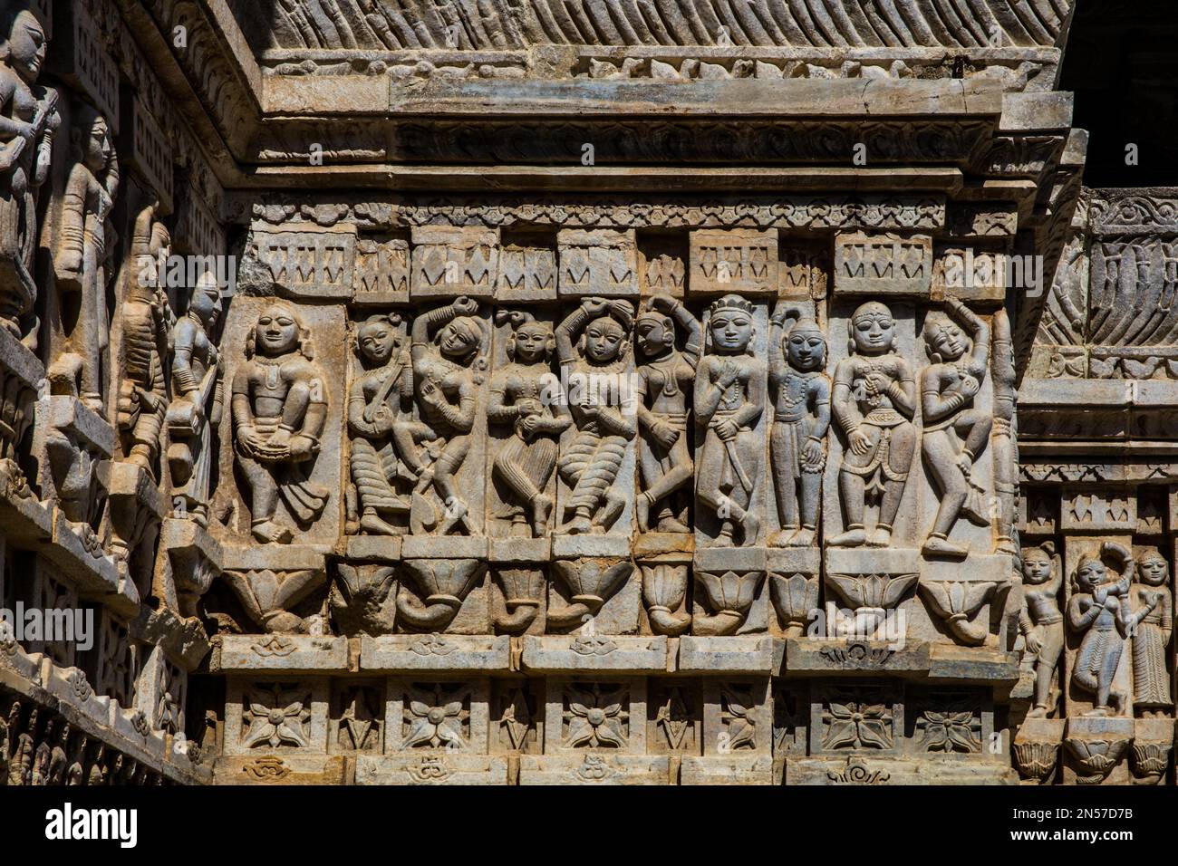 Erleichterung mit Darstellungen von Vishnu, tanzenden Nymphen, Szenen aus dem Leben von Krishna, Elefanten, Tänzern und Musikern, Jagdish-Tempel, Udaipur Stockfoto