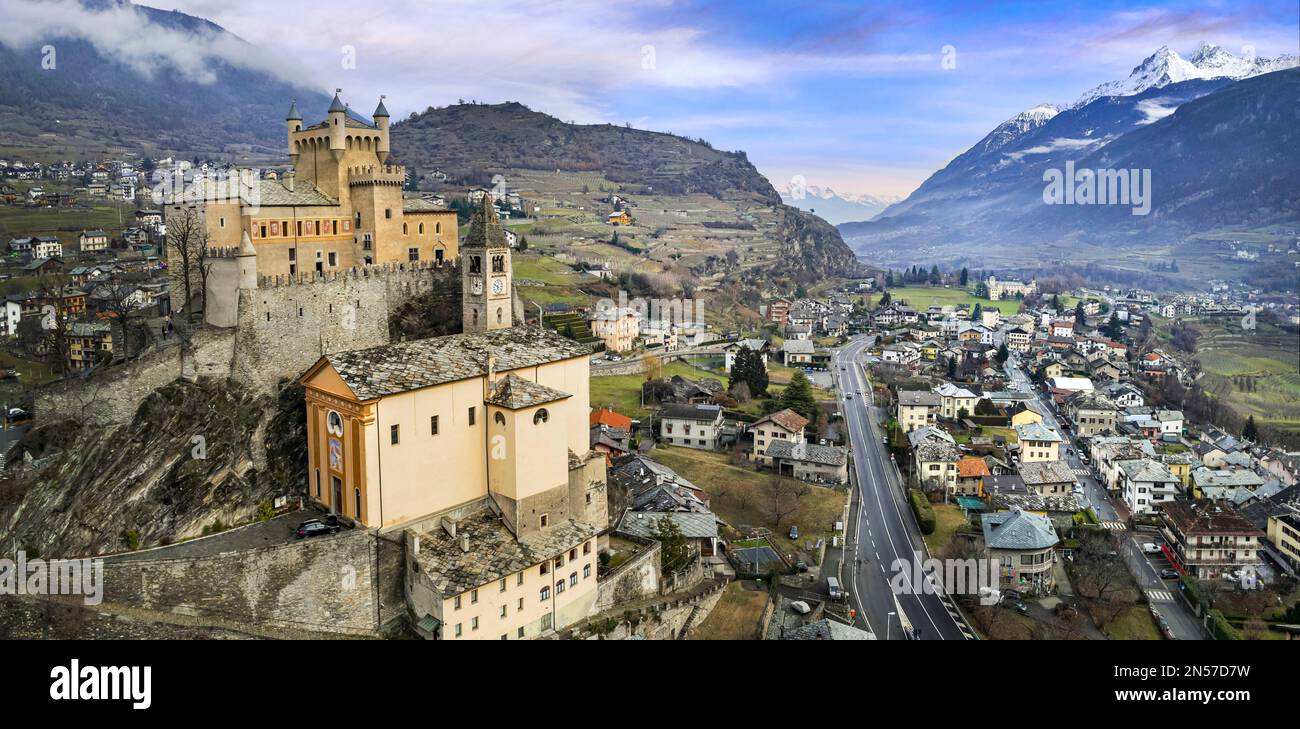 Italien, Region Aostatal, berühmt für mittelalterliche historische Burgen. Malerische Stadt Saint-Pierre und wunderschöne Burg aus der Vogelperspektive Stockfoto