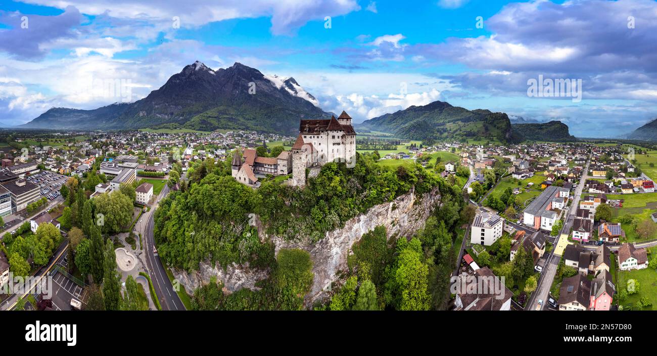 Schöne mittelalterliche Burgen Europas - imposantes Gutenberg in Liechtenstein, Grenze zur Schweiz, umgeben von Alpenbergen, Luftbild Stockfoto