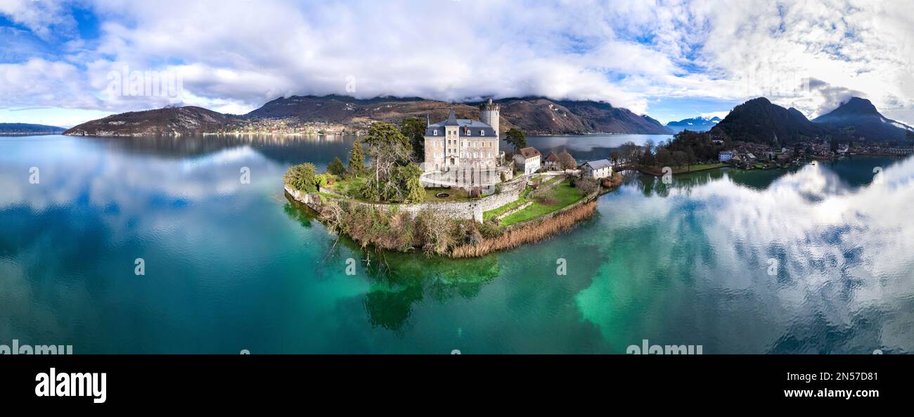 Herrliche malerische Seen der europäischen Alpen - wunderschönes Annecy mit märchenhaftem Schloss Duingt. Panoramablick aus der Vogelperspektive. Frankreich reist Stockfoto