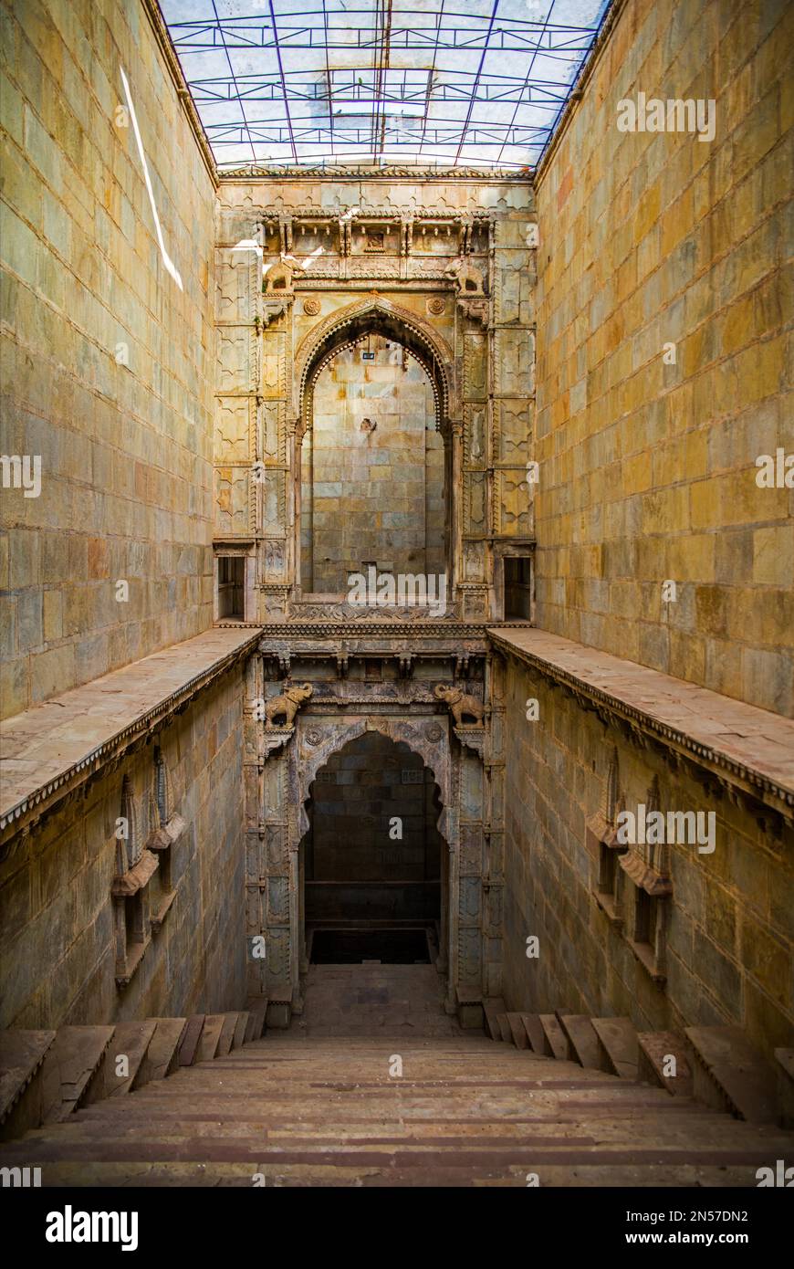 Gestufter Springbrunnen von Raniji-ki-Baori, dekoriert mit Steinschnitzereien, Bundi, Bundi, Rajasthan, Indien Stockfoto