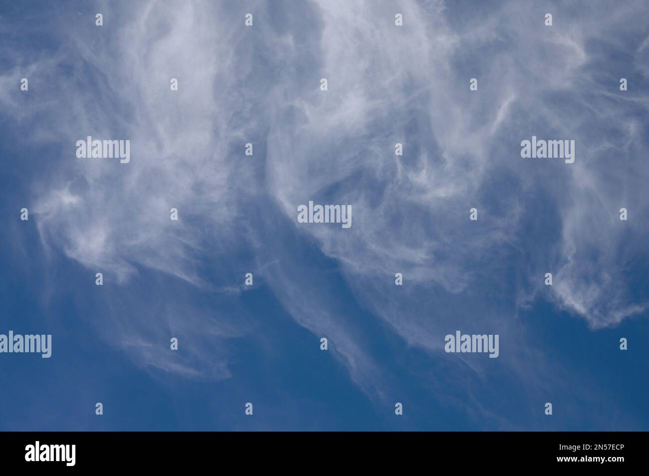 Muster mit windigen Wolken in einem blauen Himmel Stockfoto