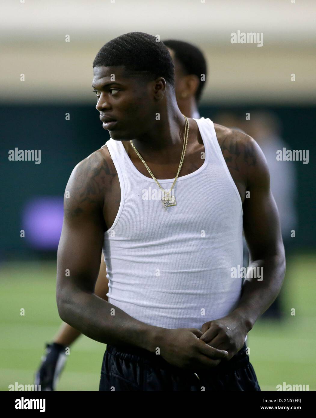 Tennessee Titans wide receiver and former Baylor player Kendall Wright watches as current players participate during pro day for NFL football scouts, at Baylor on Wednesday, March 19, 2014, in Waco, Texas. (AP Photo/Tony Gutierrez) Stockfoto