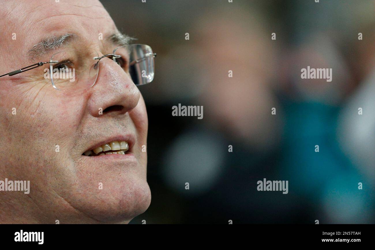 Bayern Munich CFO Karl Hopfner waits for the start of the German first division Bundesliga soccer match between FC Bayern Munich and Bayer 04 Leverkusen, in Munich, southern Germany, Saturday, March 15, 2014. (AP Photo/Matthias Schrader) Stockfoto