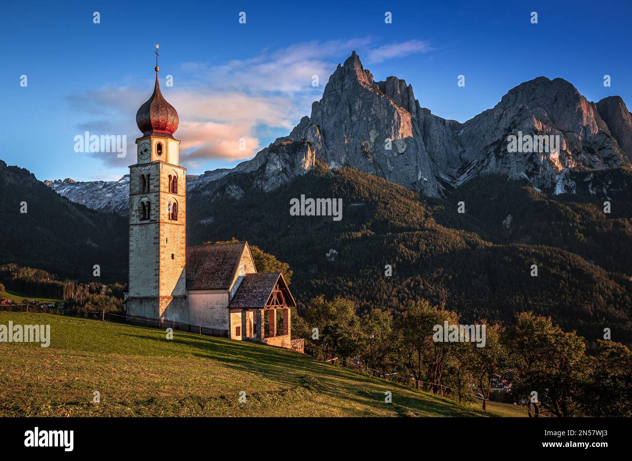 Seis am Schlern, Italien - berühmter St. Valentinskirche und Berg Sciliar im Hintergrund. Idyllische Berglandschaft in den italienischen Dolomiten mit B Stockfoto