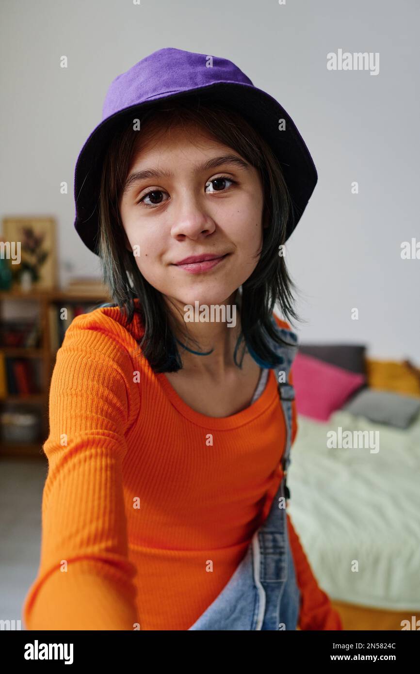 Porträt einer jungen Bloggerin, die sich online ein Video für ihren Blog ansieht Stockfoto