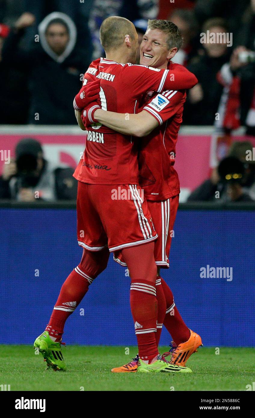 Bayern's Bastian Schweinsteiger, right, hugs teammate Bayern's Arjen Robben after scoring his side's second goal during the German first division Bundesliga soccer match between FC Bayern Munich and Bayer 04 Leverkusen, in Munich, southern Germany, Saturday, March 15, 2014. (AP Photo/Matthias Schrader) Stockfoto