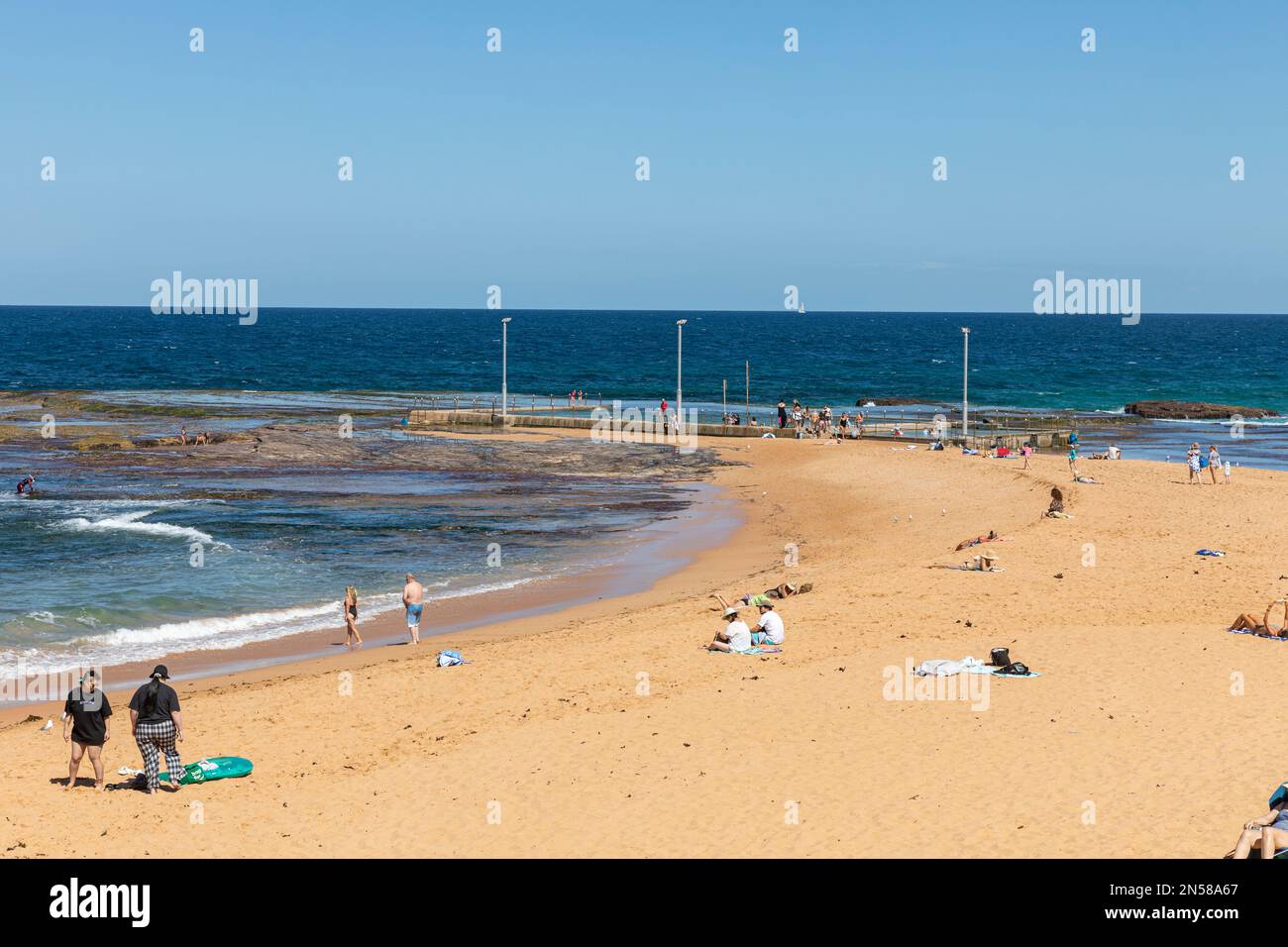 Sydney Ostküste Australien, Mona Vale Strand in Sydney am klaren Himmel Sommertag 2023, Leute entspannen und sonnen sich, NSW, Australien Stockfoto