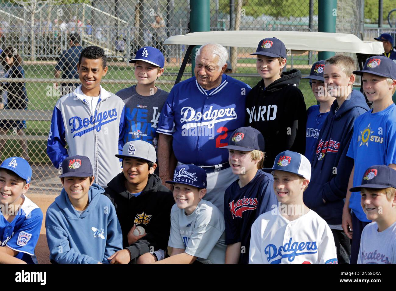 Los Angeles Dodgers Hall of Fame manager Tommy Lasorda, top center, poses with a youth baseball players at the Dodgers' spring training complex Friday, March 14, 2014, in Glendale, Ariz. (AP Photo/Mark Duncan) Stockfoto