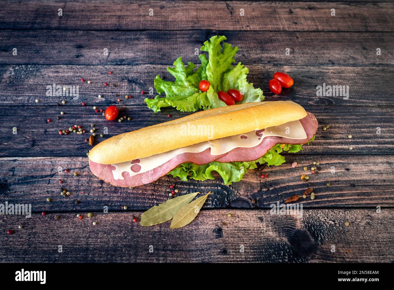 Goot Meat und Fast Food. Sandwich auf Holzhintergrund Stockfoto