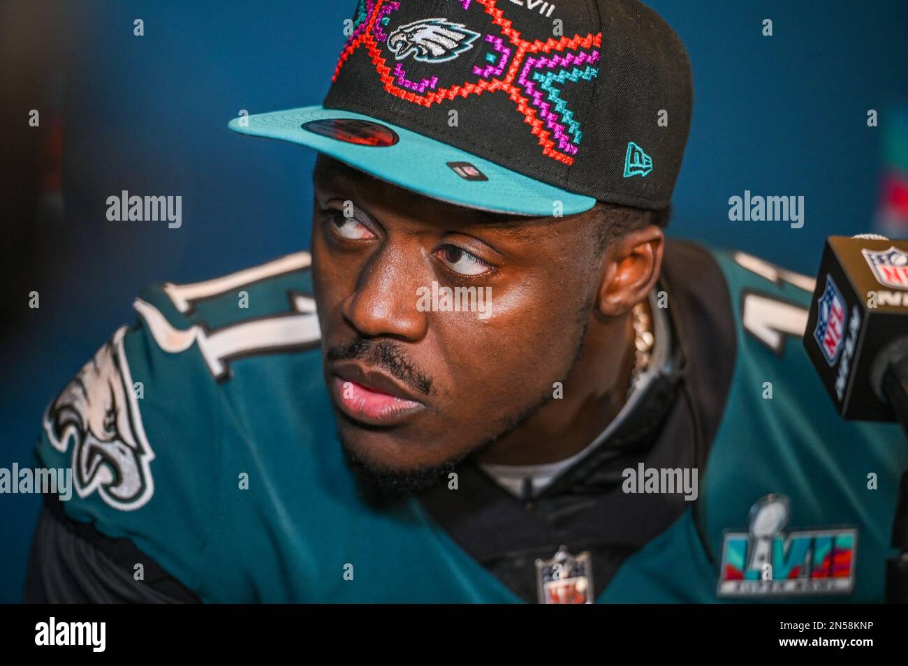 Philadelphia Eagles Wide Receiver A. J. Brown spricht während einer Pressekonferenz im Sheraton Grand am Wild Horse Pass in Phoenix, Arizona. Bilddatum: Mittwoch, 8. Februar 2023. Der Super Bowl LVII findet am Sonntag, den 12. Februar 2023 zwischen den Kansas City Chiefs und den Philadelphia Eagles statt. Stockfoto