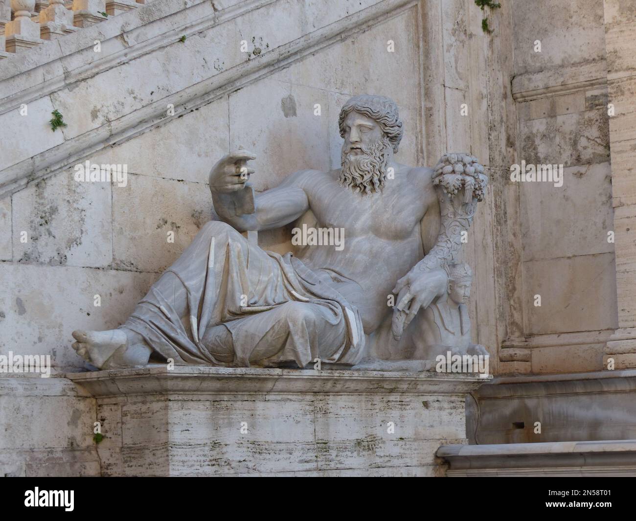 Eine antike römische Statue des Gottes Zeus am Tiber in Rom, Italien Stockfoto