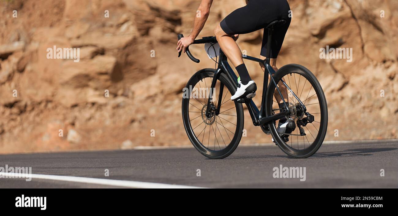 Radfahrer, Radfahrer, Radfahrer. Radfahren Sport Fitness Sportler Fahrrad auf einer offenen Straße, aktiv gesunder Sport Lifestyle Sportler Radfahren Stockfoto