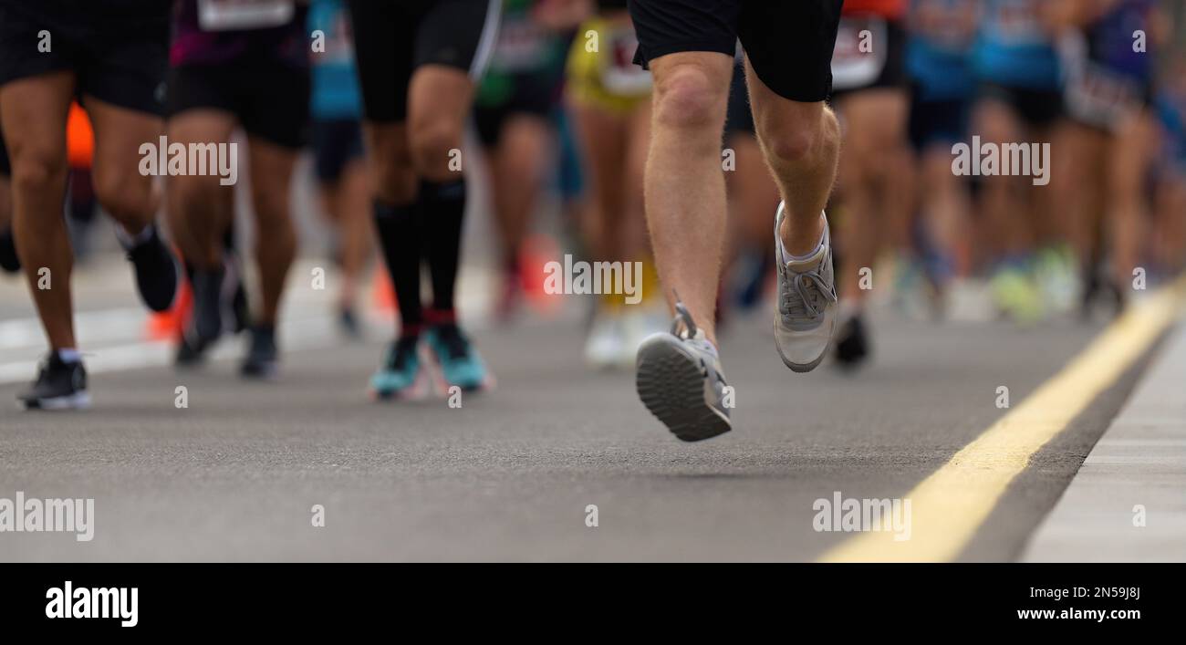 Marathon-Rennen, Leute auf der Straße, Läufer laufen in der Stadt einen urbanen Marathon Stockfoto